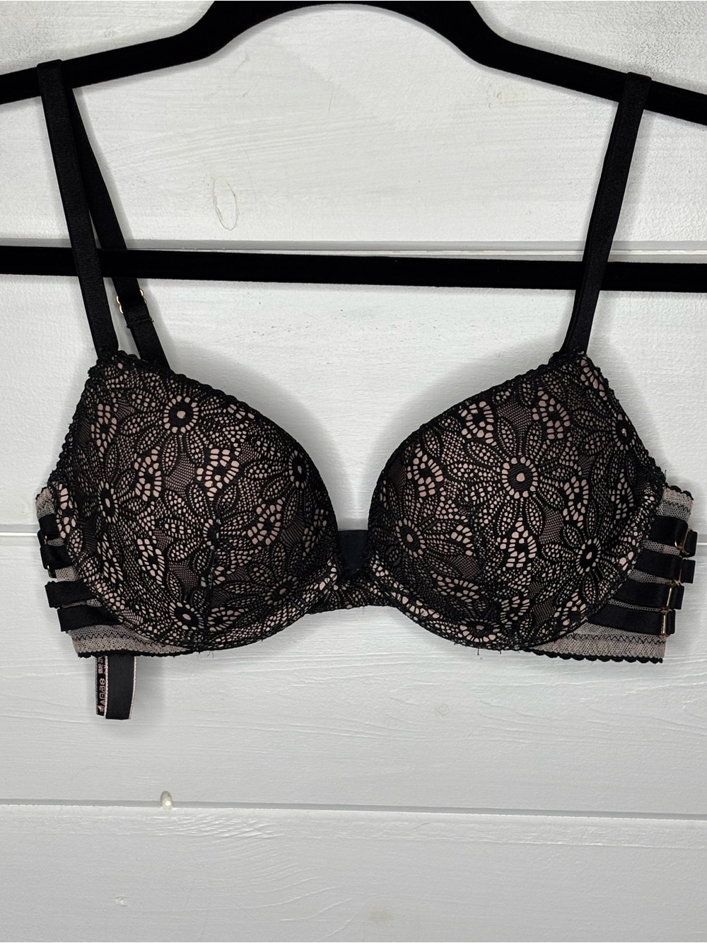 Victoria’s Secret Very Sexy Push Up Bra 32B Black Lace Strappy Gold Hardware
